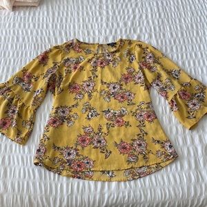 Gently used AUW women’s top with bell sleeves